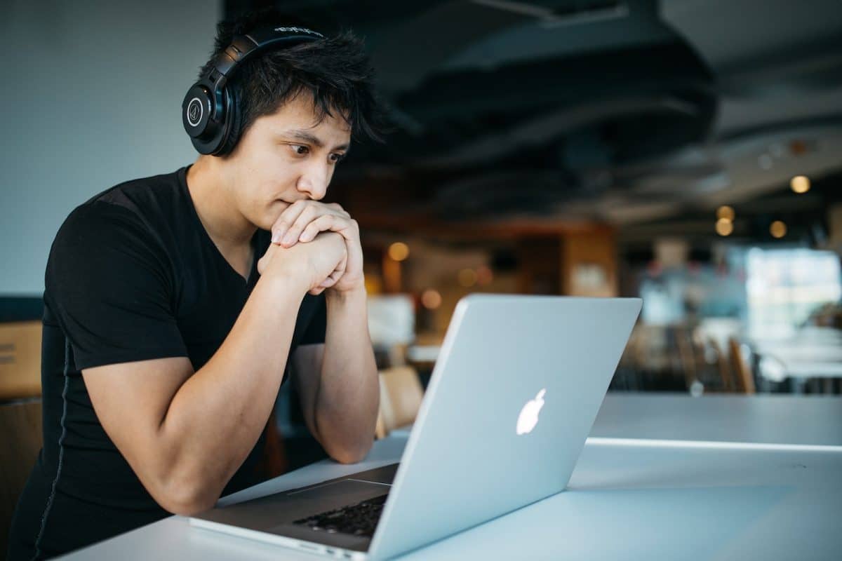 homme qui suit un cours d'anglais en ligne